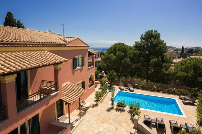 The Four Seasons House. City Villa with Pool. Trendy Location — снимка 2