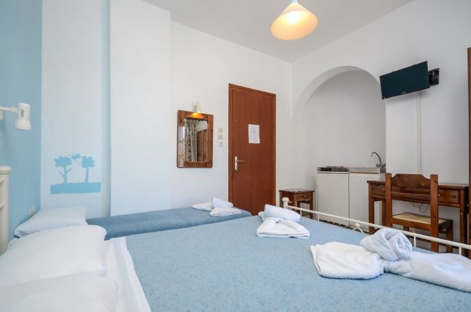 Economy triple room Naxos city center — снимка 6
