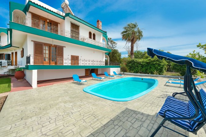 villa with private pool — снимка 3