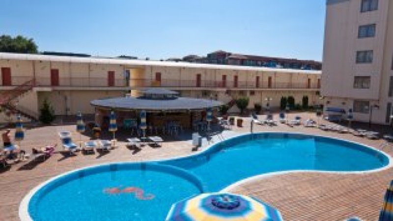 Central plaza — fotoğraf 5