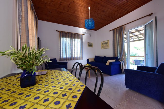 MOUZAKIS VILLAS (YELLOW VILLA) — фотографија 4