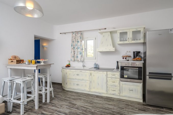 Yellow Villa with pool / 2 bedrooms Plaka Naxos — снимка 5