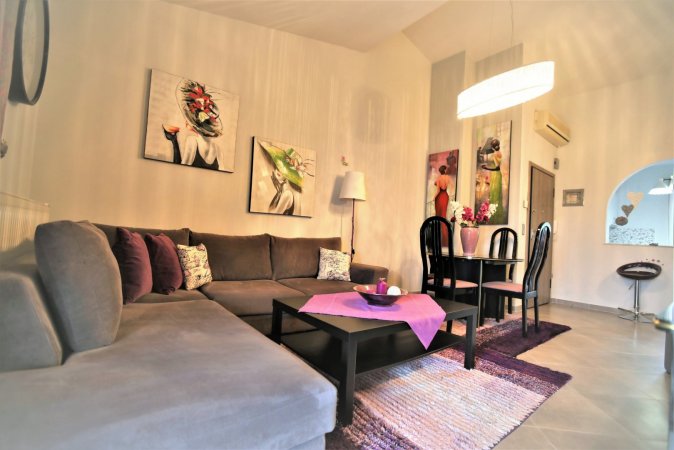 Zoe's apartment — снимка 3