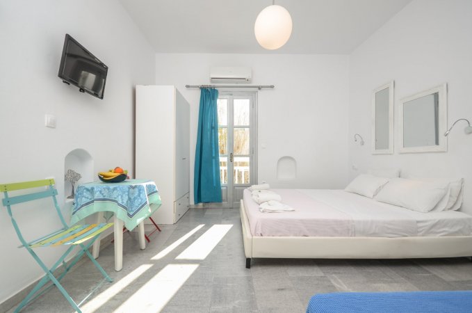 Depis suites superior quadruple room Naxos town — снимка 3