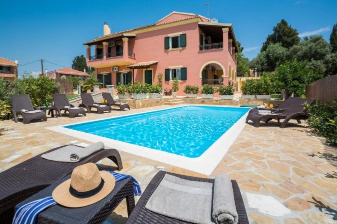 The Four Seasons House. City Villa with Pool. Trendy Location — снимка 5