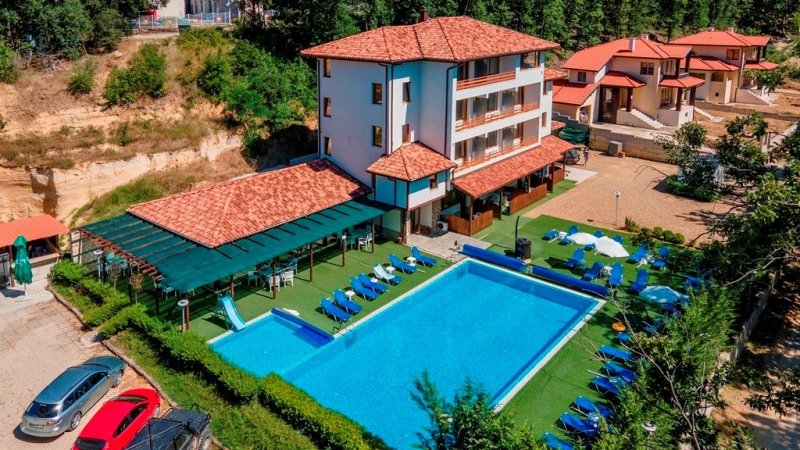 Обзаведен апартамент за 4 в Еко Парк Шкорпиловци с басейн — снимка 1