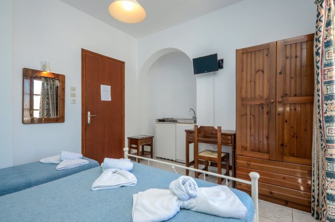 Economy triple room Naxos city center — снимка 5