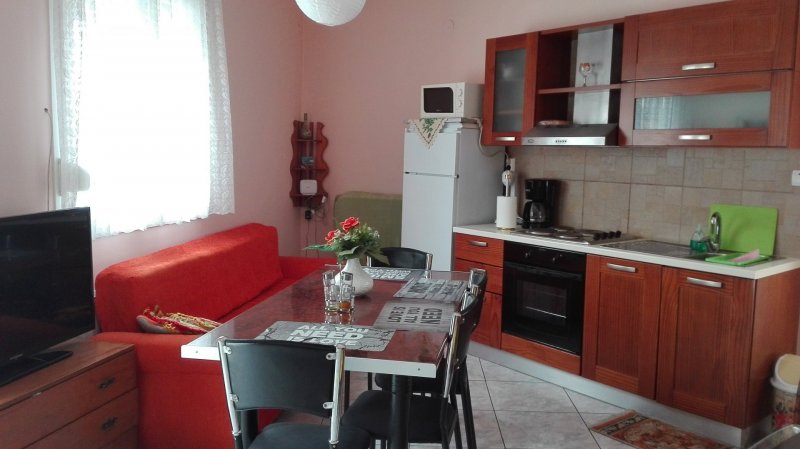 Apartment with a huge Balcony and 10 min away from Metro! — снимка 2