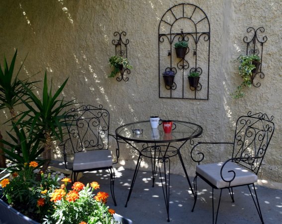 House inside garden — снимка 1