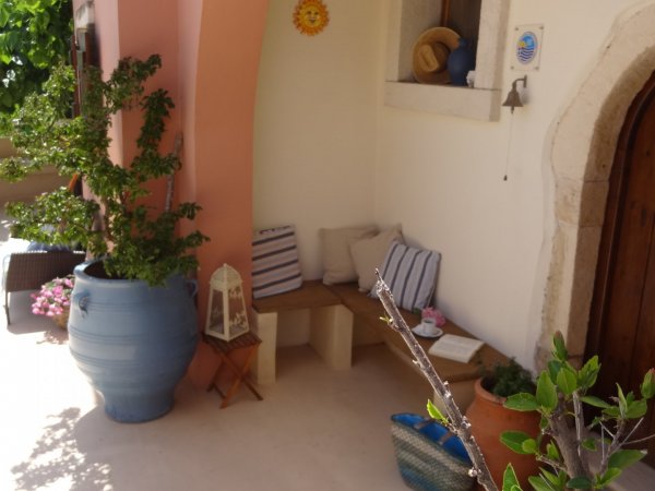TRADITIONAL VILLA ZOI    WITH POOL IN QUIET VILLAGE SLEEPS 2 - 8 IN BEDS — снимка 4