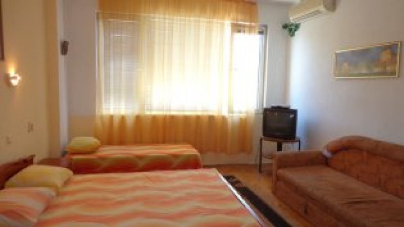 Studio in central Varna — фотографија 2