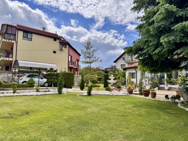 Самостоятелен апартамент Casa Lilia с двор — снимка 2