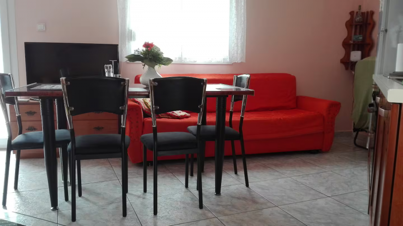 Apartment with a huge Balcony and 10 min away from Metro! — снимка 3
