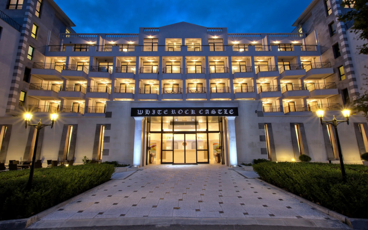 White Rock Castle Apartments - Pool & SPA — снимка 1