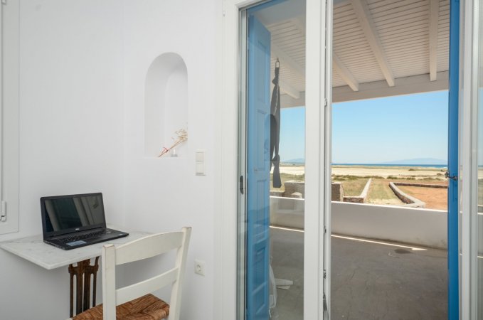 Beachfront deluxe villa with sea view M. Vigla Naxos — снимка 3