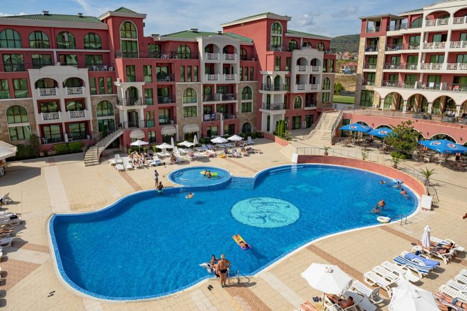 SAINT George * Menada Apartments апартамент с изглед към басейна — снимка 1