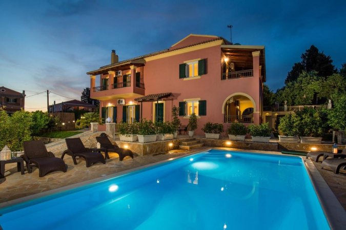The Four Seasons House. City Villa with Pool. Trendy Location — снимка 1