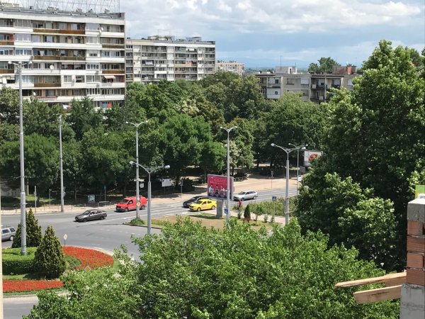 Studio in front of Internatiol Expo Centre — фотографија 6