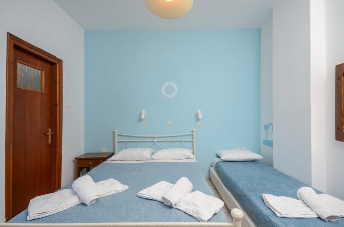 Economy triple room Naxos city center — снимка 2