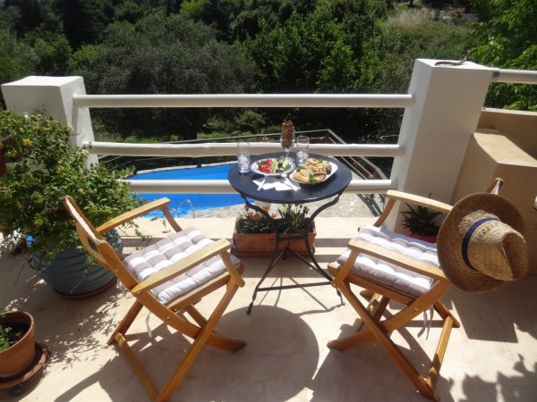 TRADITIONAL VILLA ZOI    WITH POOL IN QUIET VILLAGE SLEEPS 2 - 8 IN BEDS — снимка 1