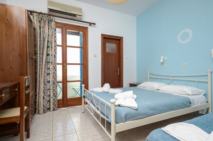 Economy triple room Naxos city center — снимка 1