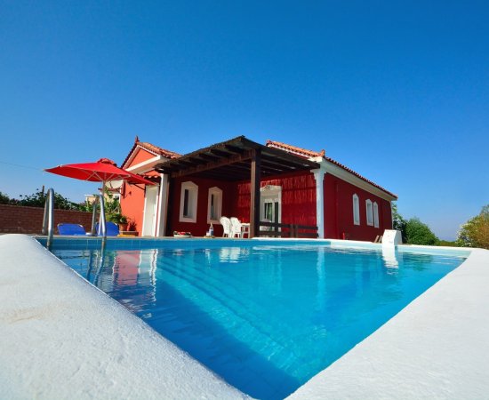 MOUZAKIS VILLAS (RED VILLA)