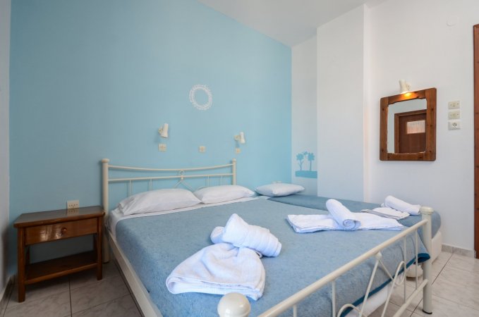 Economy triple room Naxos city center — снимка 4