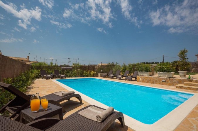 The Four Seasons House. City Villa with Pool. Trendy Location — снимка 6