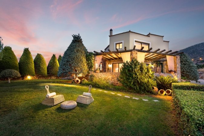 Luxury Villa Golden Crest with private swimming pool — снимка 1