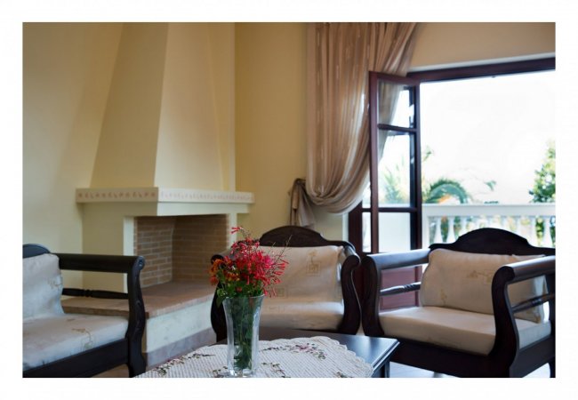 Seafront villa with private garden 10m away from the beach — снимка 2