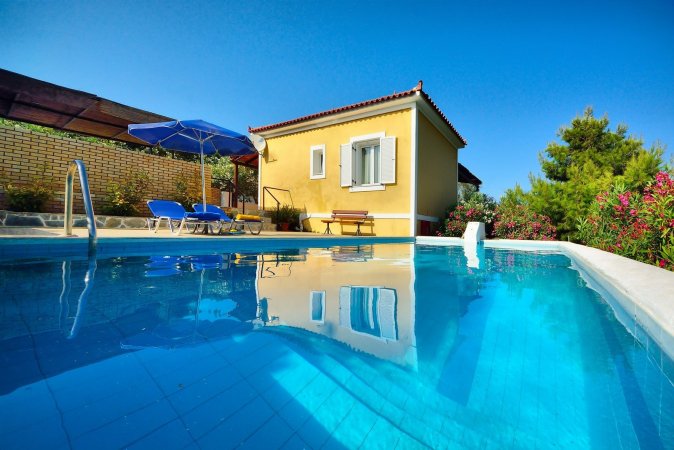 MOUZAKIS VILLAS (YELLOW VILLA)