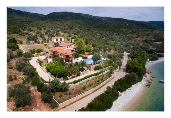 Seafront villa with private garden 10m away from the beach — снимка 1