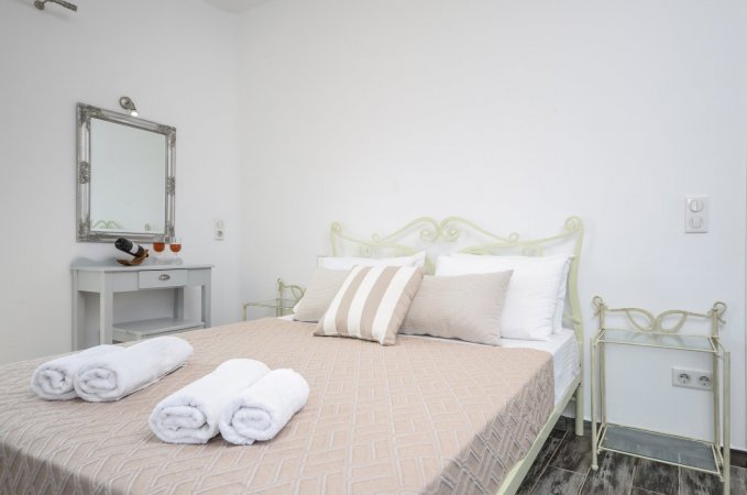 Yellow Villa with pool / 2 bedrooms Plaka Naxos — снимка 4