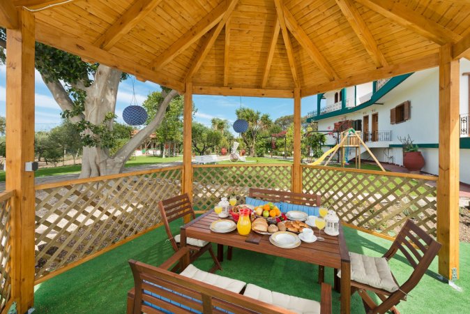 villa with private pool — снимка 2