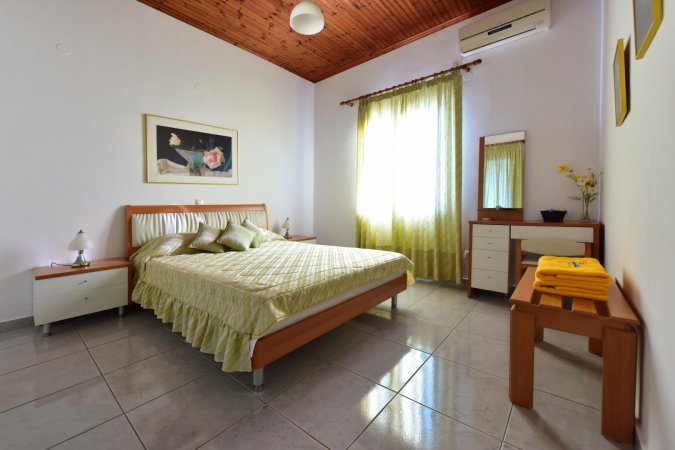 MOUZAKIS VILLAS (YELLOW VILLA) — фотографија 3