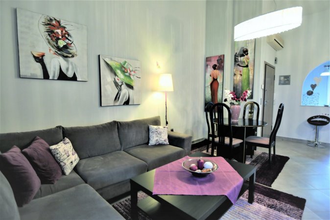 Zoe's apartment — снимка 1